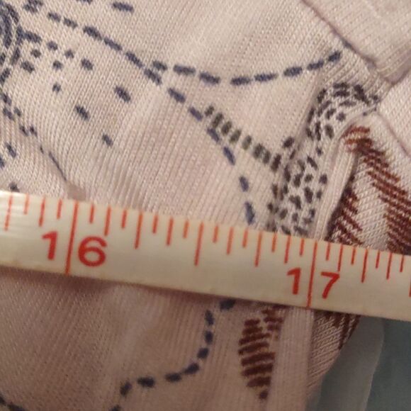 24/7 Women's size S gray brown floral top scoop neck short sleeve longer in back - Picture 5 of 7